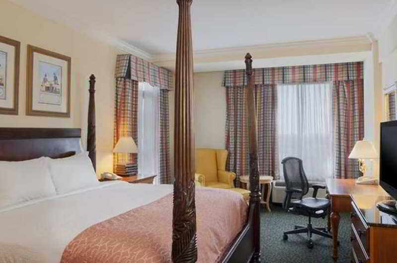 Doubletree By Hilton Historic Savannah Room photo